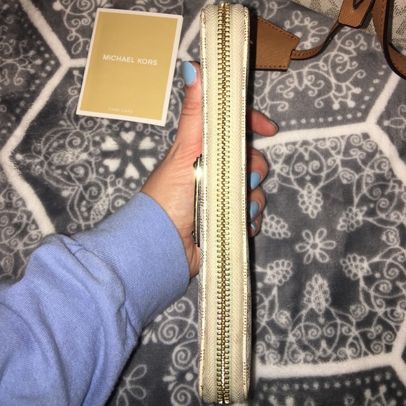 Michael Kors Wallet - Picture 3 of 7